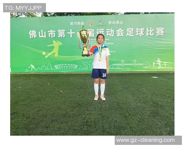 金色小辫的足球明星如何在绿茵场上书写传奇人生与梦想追逐